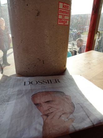 Påven i "Die Zeit" och texten "Ingen människa är illegal" på väggen.