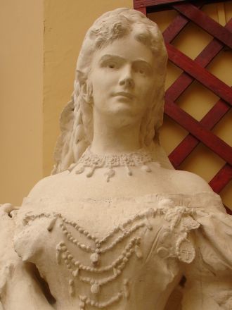 Elisabeth. Byst på innergården till den ungerska lutherska kyrkan i Cluj, Rumänien. Erzsébet (Elisabeth) var mycket populär bland ungrarna. (Foto: Per Nilson)