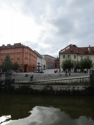 Universitets- och nationalbiblioteket (Plečniks&nbsp;skapelse) i bakgrunden. Vy från Gallusovo-kajen.