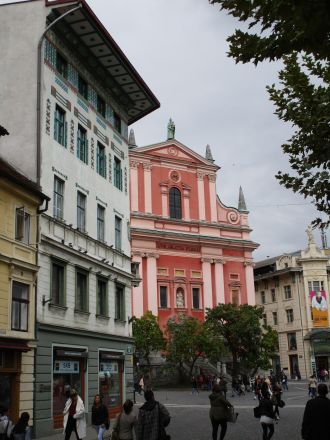 Till höger Franciskanerkyrkan.