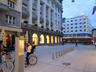 På Cankarjeva - på väg till den serbisk-ortodoxa kyrkan.