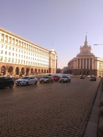 Plostad Nezavisimost. Byggnaden till höger: före detta säte för centralkommittén.