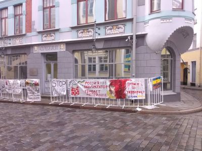 Protester mot Rysslands krig mot Ukraina utanför den ryska ambassaden i Tallinn, Estland. 