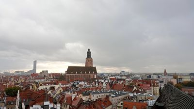 Utsikt från universitetsbyggnadens tak. I mitten av bilden Elisabetkyrkan, utanför vilken det finns ett minnesmärke över Dietrich Bonhoeffer.