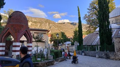Till vänster en turbe, muslimskt gravmonument; till höger Karađoz-beg-moskén.