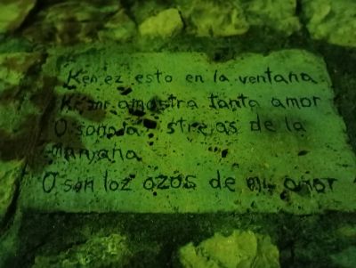 Förmodligen judespanska/ladino. I närheten av Stari Most, på den västra stranden.