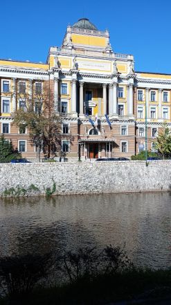 Juridiska fakulteten på Miljackas norra strand.
