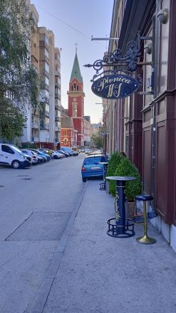 Franciskanerkyrka- och kloster. I förgrunden bryggeriets ölstuga.