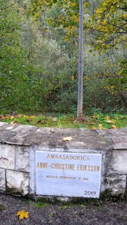 En rad ambassadörer uppmärksammas utmed vägen till Getbron. Här den svenska ambassadören.