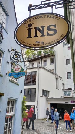 På skylten står: Vi pratar plattyska/ INS/ Institutet för det lågtyska språket.