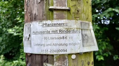 Planteringsjord till salu - lapp i närheten av vårt hotell.