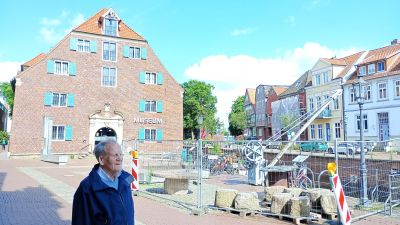 I bakgrunden Schwedenspeicher (Sverigemagasinet)...