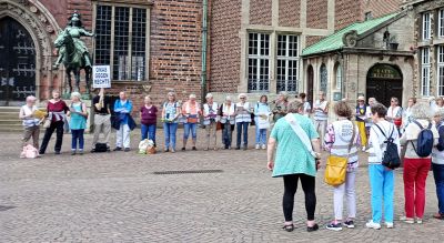 Omas gegen Rechts; mor- och farmödrar mot högern (tror att det är AfD och andra partier långt ute på högerkanten som avses).
