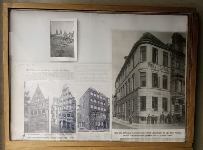 "En fasad vandrar genm staden" - informationstavla bland annat om den bevarade fasaddelen på föregående bild.