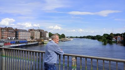 Pappa på Wilhelm-Kaisen-Brücke.