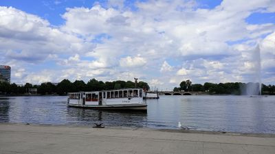 Binnenalster (Inre Alster-sjön), fotograferad från Jungfernstieg.