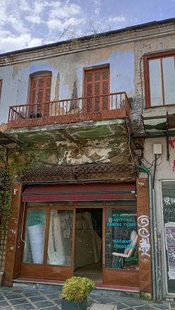 En rad av låga hus, igen.