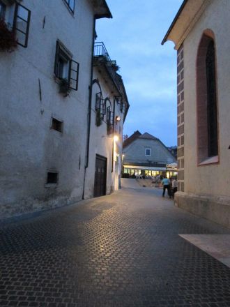 Mellan Homan-huset (till vänster) och Sankt Jakobs kyrka. Rakt fram platsen framför kyrkan.