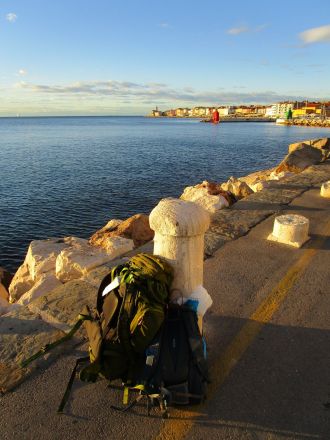 Pers pinaler i Piran. Bakom dem (i nordväst) halvön där större delen av Piran är belägen.