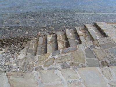 Trappor som leder ner till havet – mellan Piran och Fiesa.