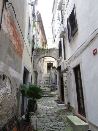 På väg mot någon av Pirans stadsportar.