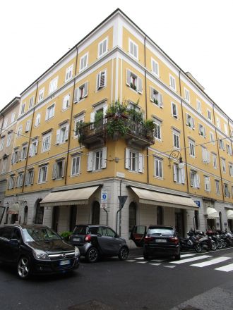 Till höger Via della Zonta som leder fram till målet, Canal Grande.