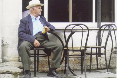 En stunds eftertanke på ett kafé i Gjirokastër.