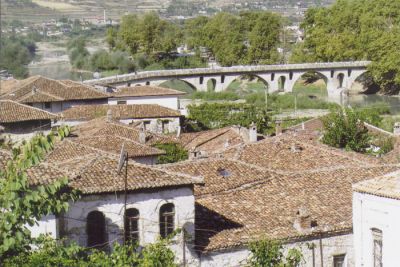 Utsikt över tegeltaken i den gamla kristna stadsdelen Gorica i Berat.