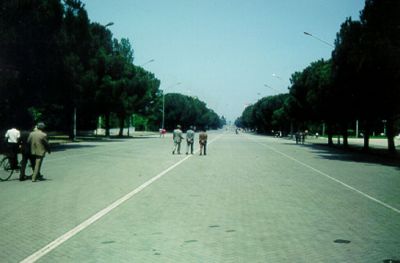 Tirana – den långa boulevarden sträcker sig från Skanderbegtorget till universitetet.