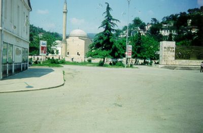 Berat, nya delen av staden. ”PPSH” – namnet på det albanska kommunistpartiet – står det på en skylt.